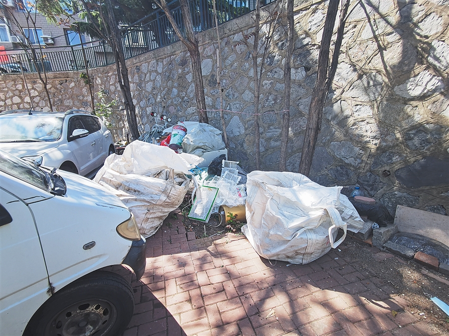 废品回收“霸占”楼院空地 居民生活受影响
